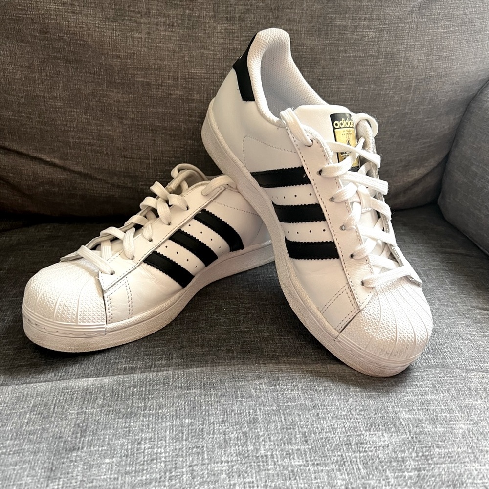 Adidas Superstar Sneaker - Youth, Unisex, size 6
